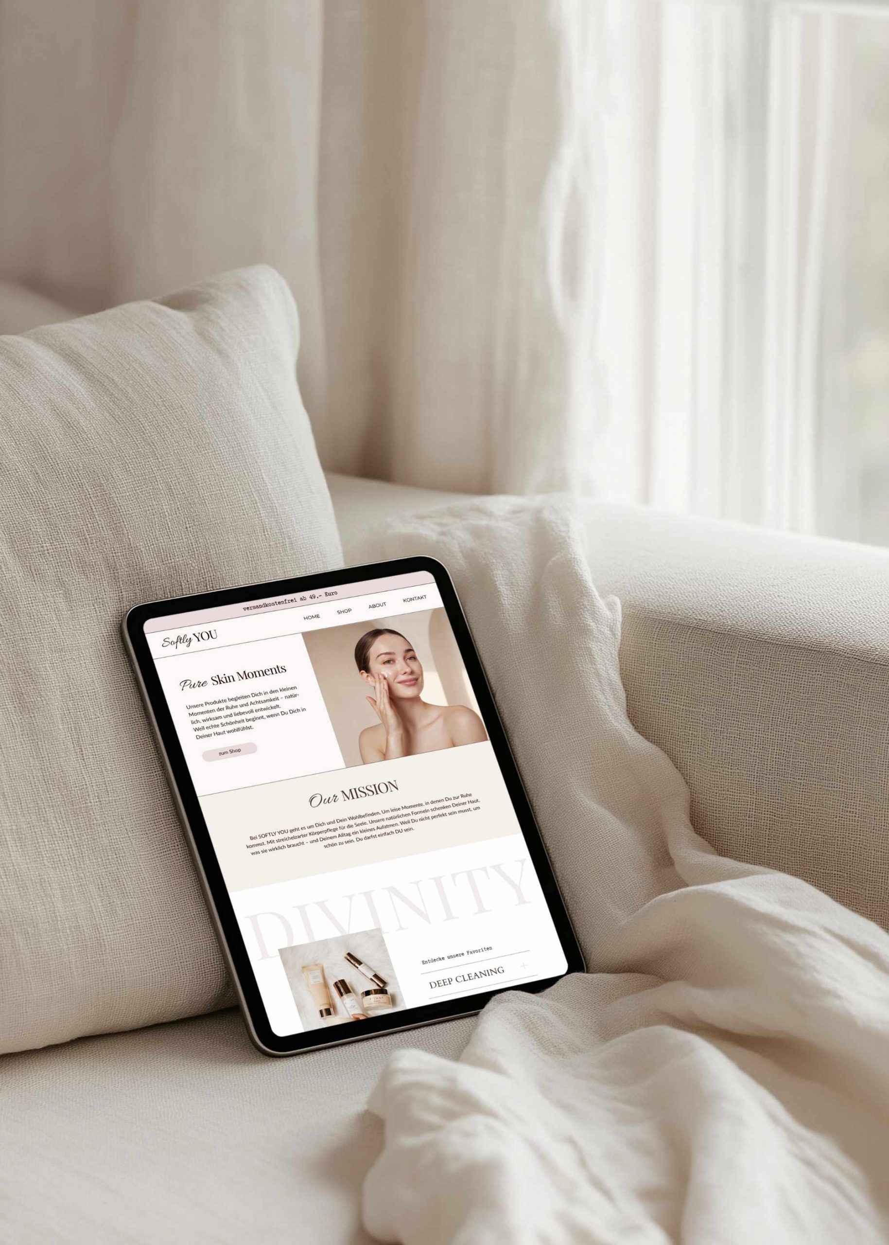 Calico Sky Studio - Studio Mission Sofa mit beigefarbenem Leinenstoff, auf dem ein Tablet mit der Website einer Skincare Brand steht. Exklusives Webdesign für Selbstständige von Calico Sky Studio.