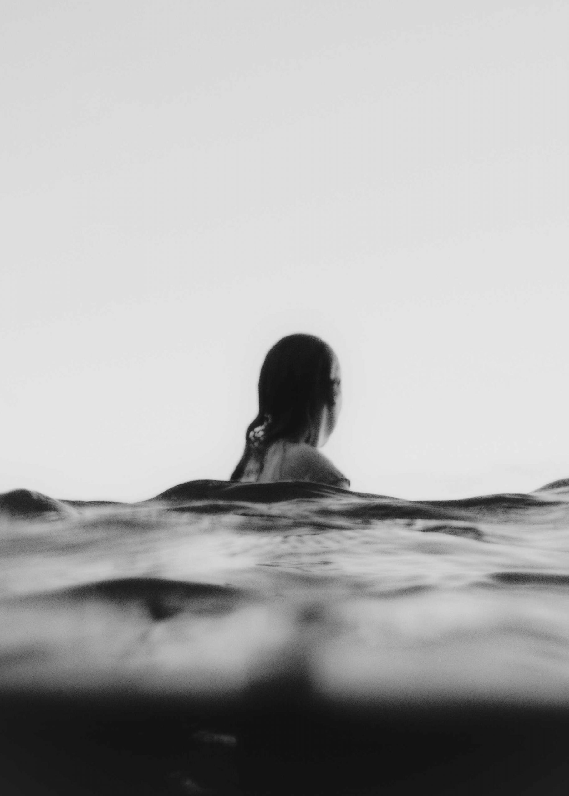 Calico Sky Studio Premium Webdesign & Branding Woman swimming in the sea, black n white aesthetic beach vibes; founder story of calico sky studio webdesign & branding