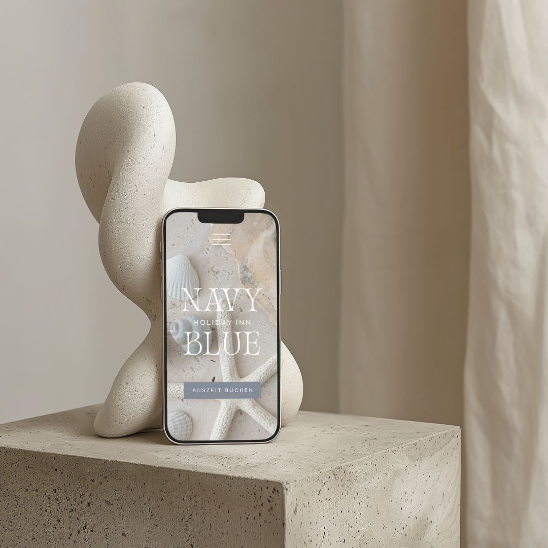 Calico Sky Studio - The Mission Abstrakte Skulptur auf Steinsockel, davor steht ein Smartphone mit einer Website für ein Holiday Inn - Premium Webdesign von Calico Sky Studio.