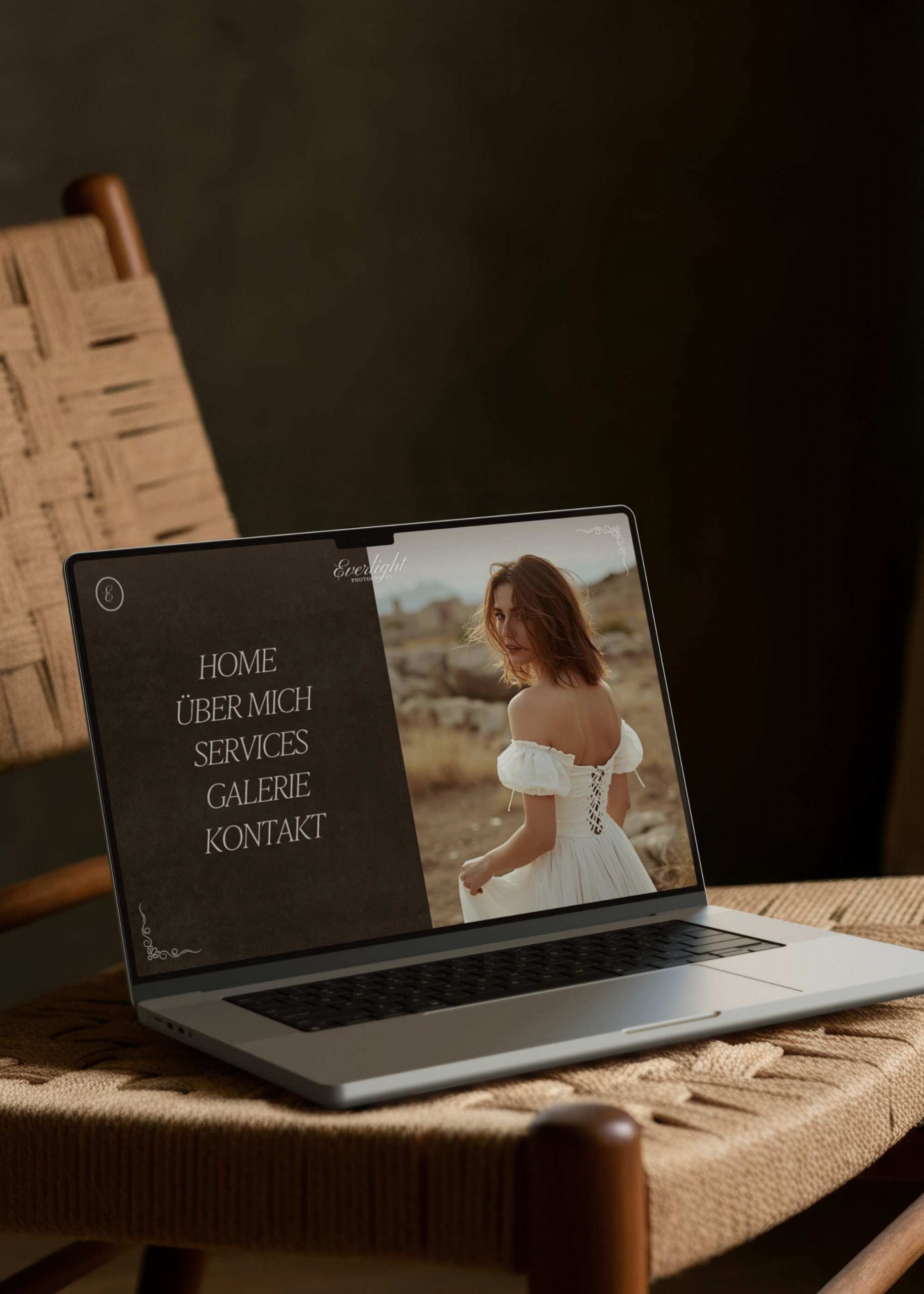Mockup eines Designer Stuhl mit Geflecht, auf dem ein Laptop steht. Modernes Premium Webdesign für kreative Selbständige wie Fotografen, Coaches, Kundsthandwerk, Hochzeitsdienstleister, Fashion und Lifestyle Brands.