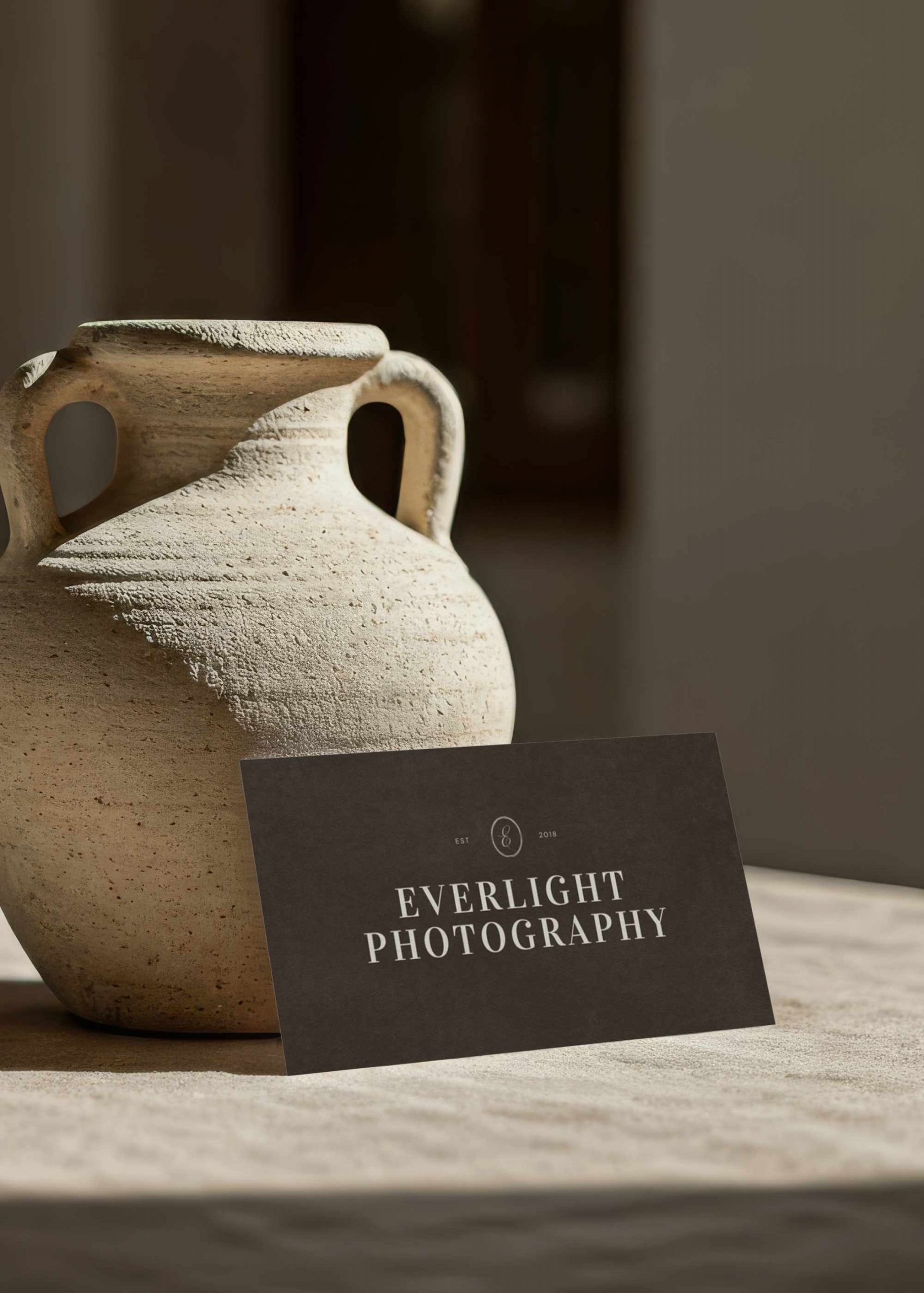 Tonvase mit Visitenkarte eines Premium Brand Design für Hochzeitsfotograf im Boho Stil
