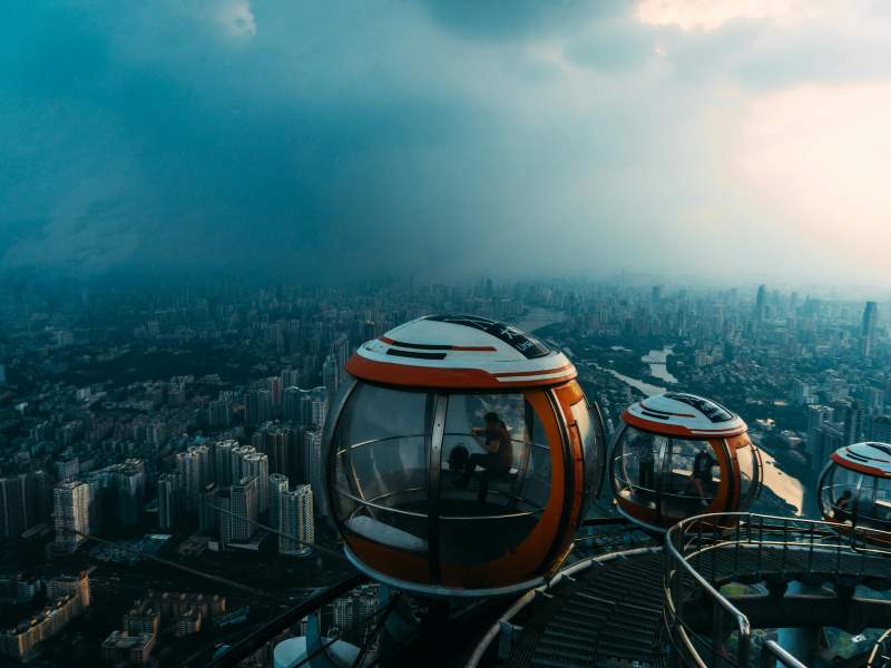 Markenpersönlichkeit entwickeln: Welche Netflix-Serie ist Deine Marke? 1 Futuristische, dystopische Stadt in dunklen Blautönen. Blogartikel mit dem Thema Markenpersoenlichkeit entwickeln mithilfe von Netflix-Serie.