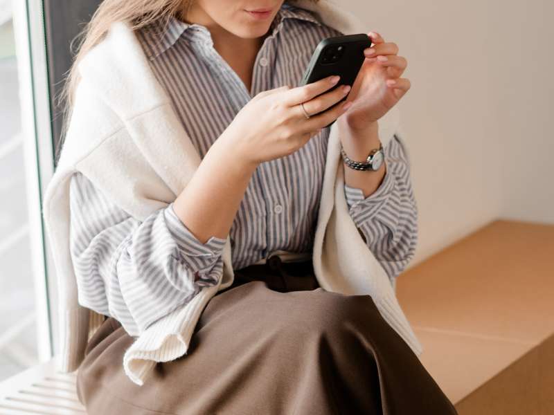 Influencer, Frau im Herbst Outfit, Marketing Alternativen zu Instagram