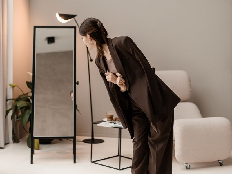 8 Tipps zur Vorbereitung auf Dein Personal Branding Fotoshooting 1 Frau im Business Outfit bei der Vorbereitung zum Personal Branding Fotoshooting