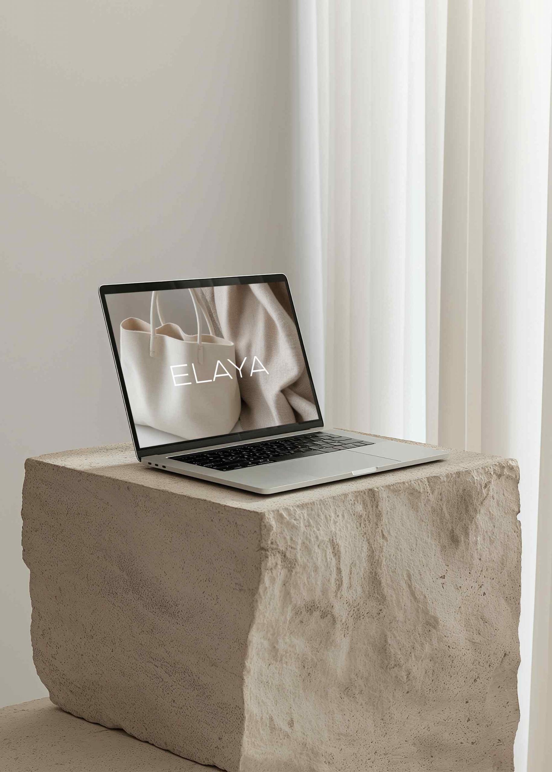 Steinsockel mit Laptop. Webdesign für Fashion Brand Elaia. Premium Design für anspruchsvolle Entrepreneurs by Calico Sky Studio.