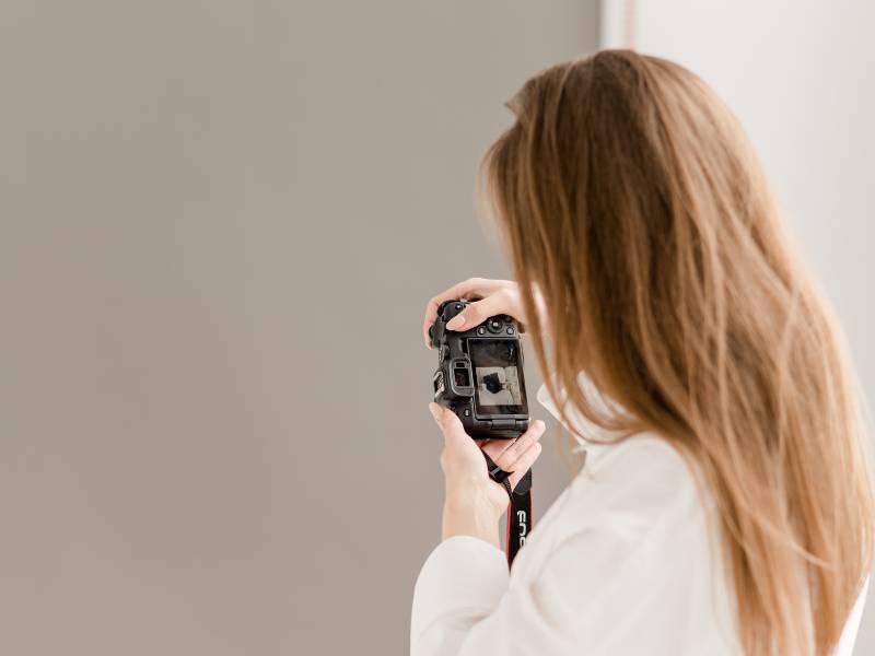 Dein perfekter Startseite Aufbau – egal ob Coach, Floristin oder Fotograf 1 Fotografin bei der Arbeit, Blogartikel Inhalt und Aufbau Startseite für Fotografen Website.