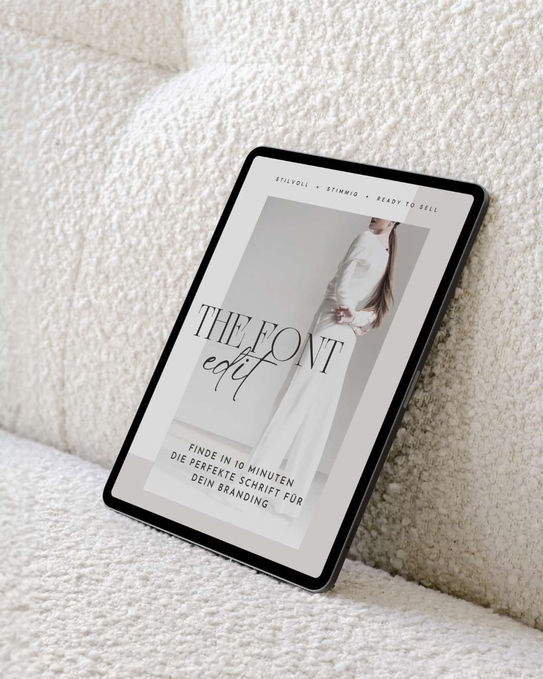 The Font Edit - Transformation Tablet auf weißem Designer-Sofa mit dem Font-Guide für Selbstständige. The Font Edit für Dein DIY Brand Design.