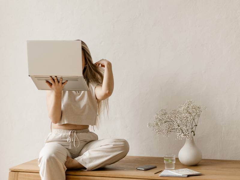 Frau stylisches Interior hält Laptop - webdesign ist kein Ikea-regal, sonders soll gut aussehen und funktionieren
