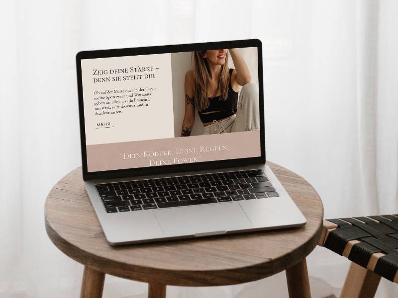 Webdesign ist kein IKEA-Regal - Warum DIY oft teurer ist 1 Laptop auf schönem Hocker, interior premium design. DIY-Webdesign ist kein Ikea-regal, sonders soll gut aussehen und funktionieren