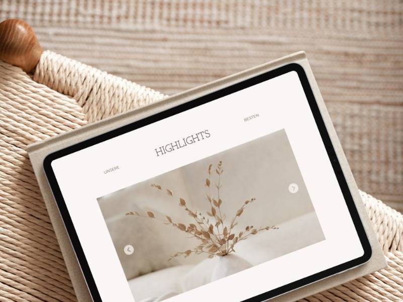 Webdesign ist kein IKEA-Regal - Warum DIY oft teurer ist 2 Tablet mit hochwertiger Premium Website auf modernem Designer Stuhl.