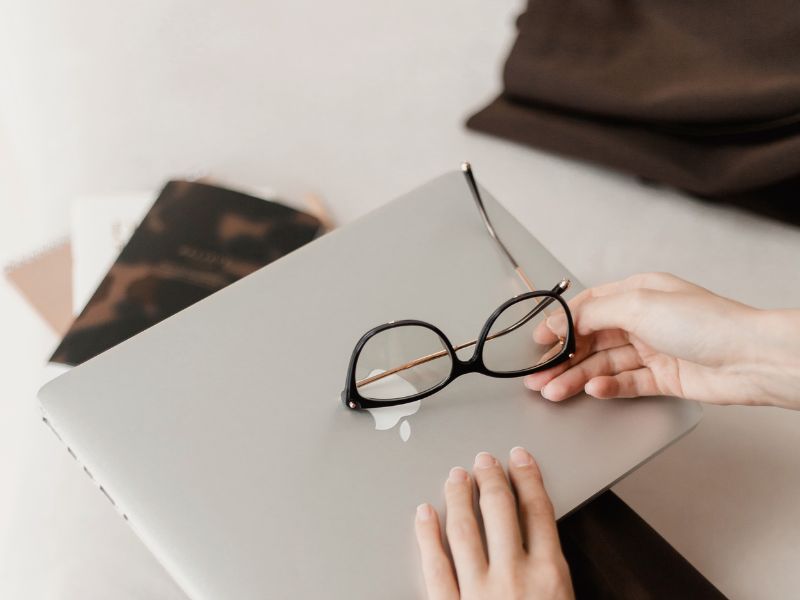 Apple Laptop und Nerd-Brille. Blogartikel: Den richtigen Webdesigner finden.