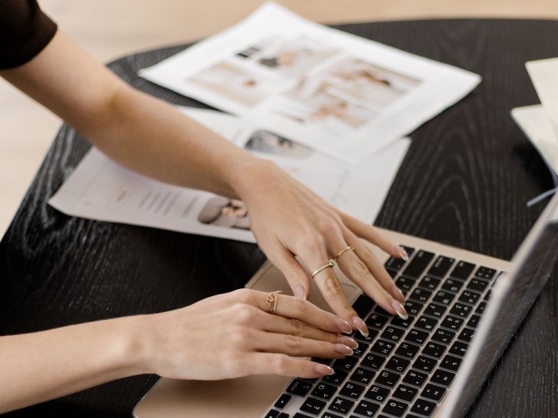 Ganz leicht den richtigen Webdesigner finden 1 Foto einer Frau, die am Laptop arbeitet.
Webdesigner finden und Arbeitsproben ansehen, Designer Portfolio