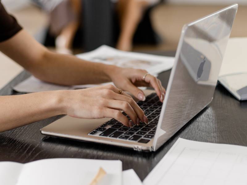 Webdesign-Anfänger? Die beste Lösung für Deine Website 2 Frau arbeitet am Laptop. Business Website designen lassen.