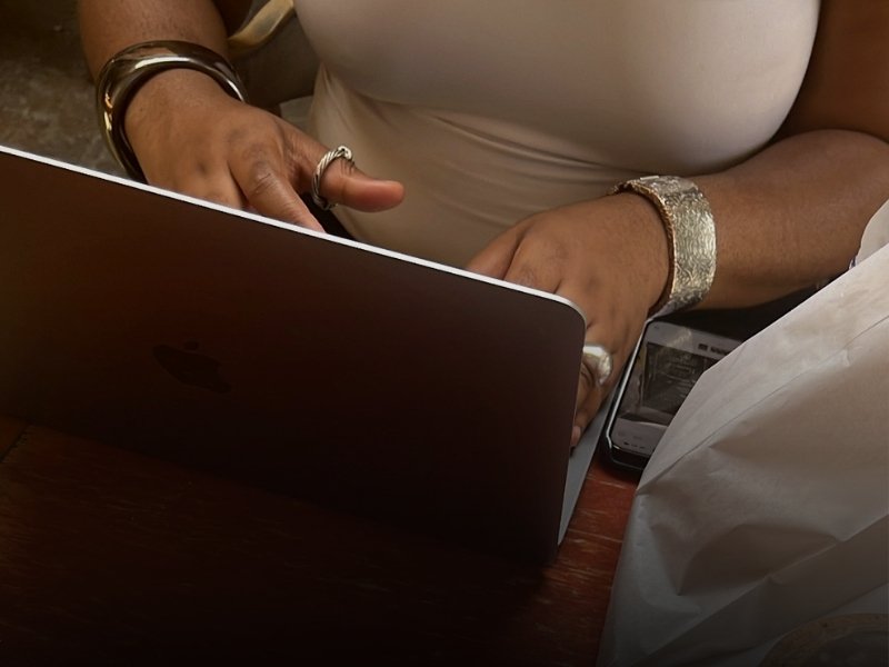 Frau arbeitet am Laptop, working from cosy cafes, website mit ki erstellen