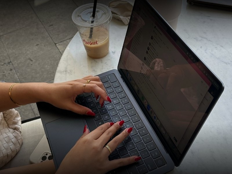 Website mit KI erstellen 2 Vom Cafe arbeiten, Digital Nomad Life, Website mit KI erstellen lassen