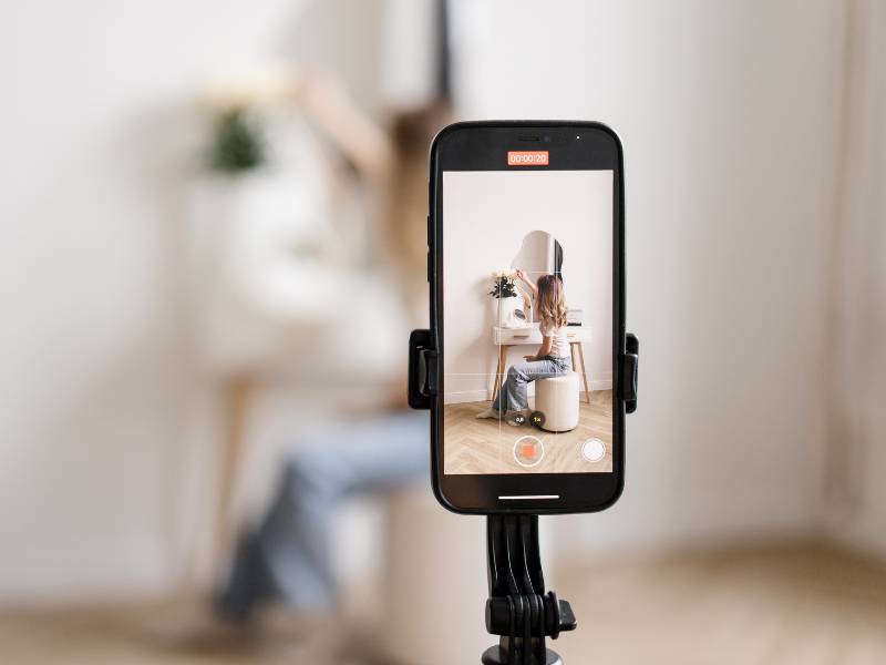 Website oder Social Media - Was Selbstständige wirklich brauchen 1 Foto eines Smartphones, Content produzieren für Social Media Marketing, Online Business - Blogartikel zum Thema Website oder Social Media - was brauchen Selbstständige wirklich